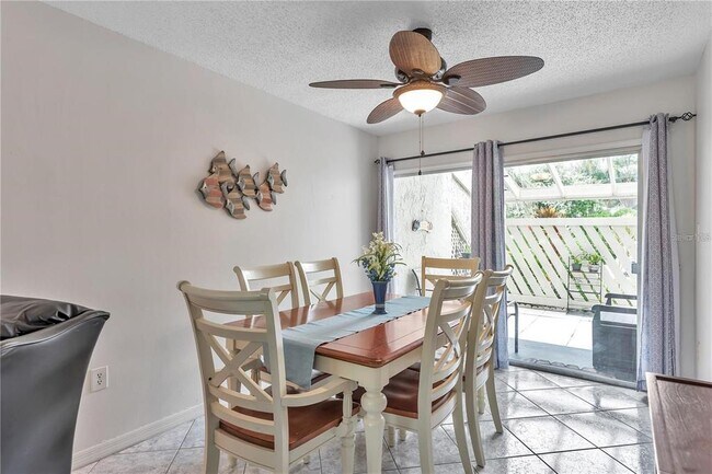 Building Photo - 425 Windrush Bay Dr