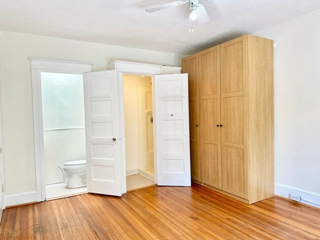 Building Photo - 4 Bed + 2 Bath - Pets Welcome! Parking!