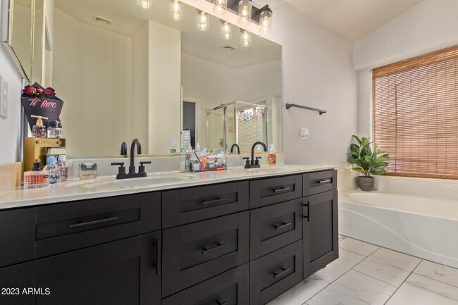 Building Photo - 43890 W Cahill Dr