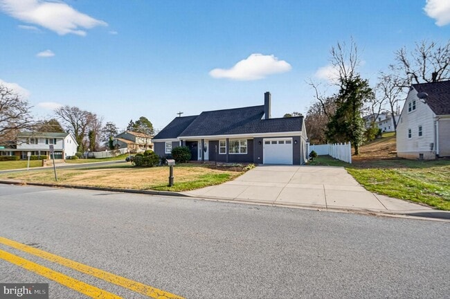 Building Photo - 2403 Kingsway Rd