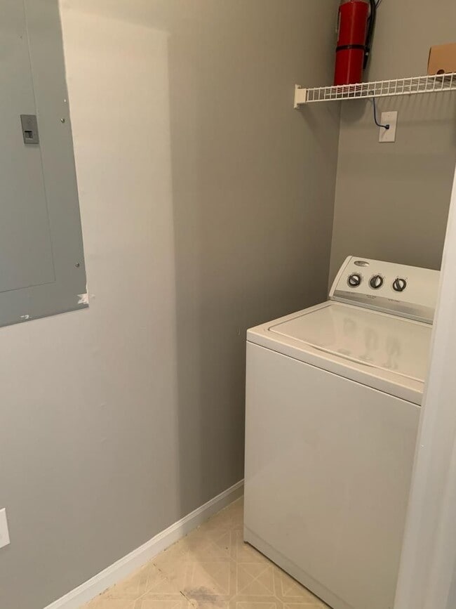 Building Photo - 2 Bedroom + Den and 1 Car Garage, Pet frie...