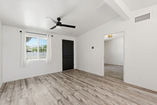 Building Photo - 2535 N Dodge Blvd