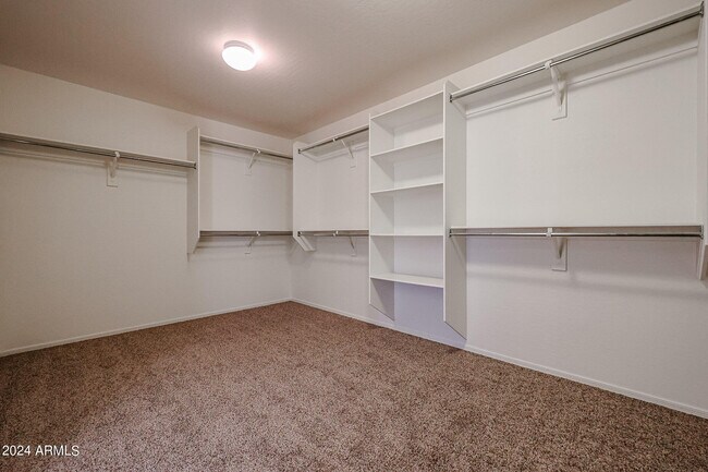 Building Photo - 811 E Kapasi Ln