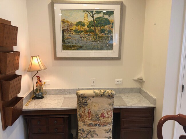 Built-In Desk in Kitchen - 1604 W Edgewater Ave