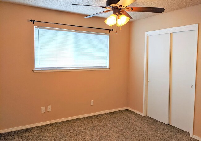 Building Photo - 345 E Encore Dr