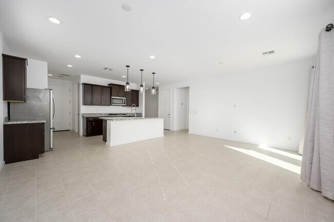 Building Photo - 17837 W Pinnacle Vista Dr