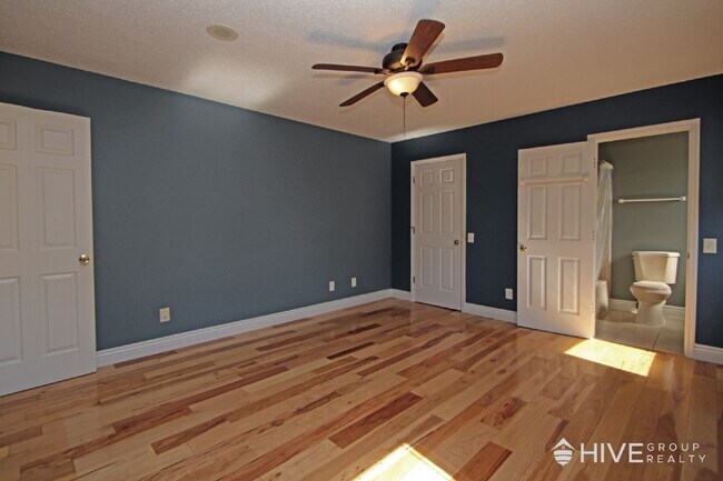 Building Photo - Bright and Spacious Home with a Fantastic ...
