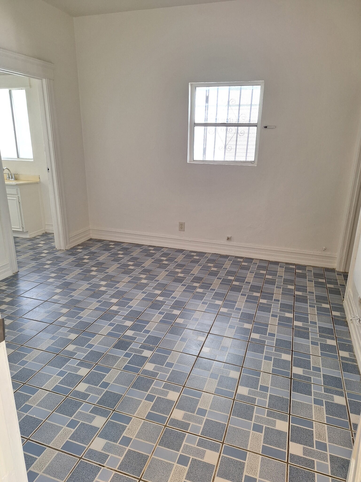 Building Photo - 1280 W 38th St