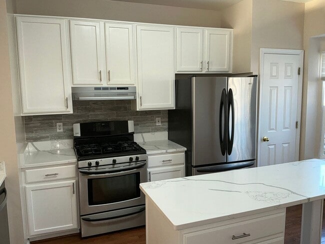 Building Photo - Very well maintained 3BR 2.5BA 3 level townhome located in the Milestone Community of Germantown