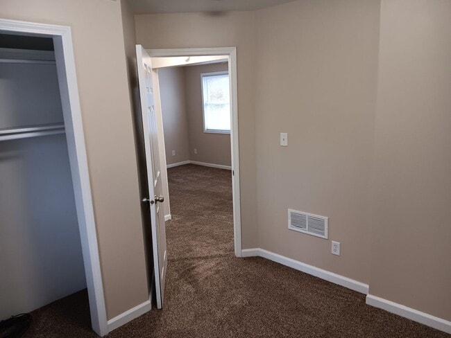 Building Photo - 3 Bedroom Home with Detached Garage