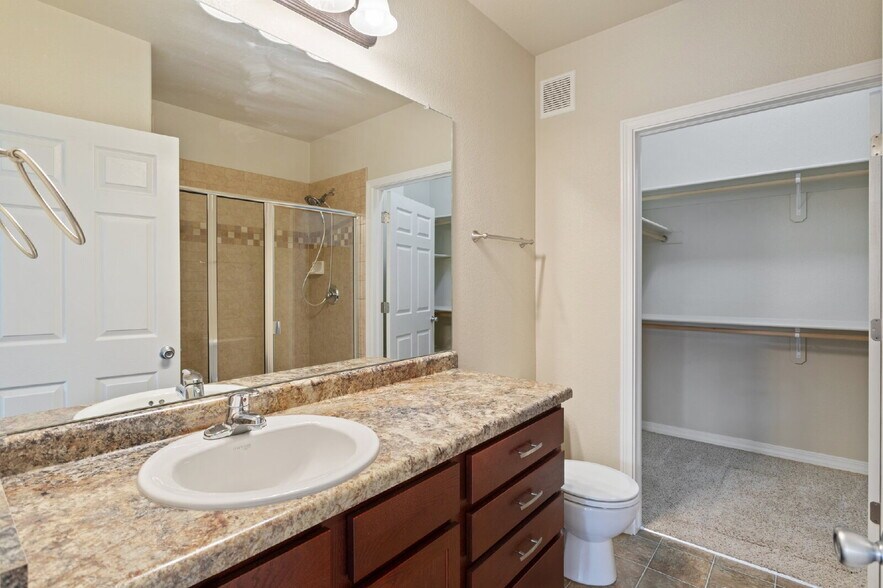 Building Photo - Westside 2-Bed Condo with Mountain Views a...