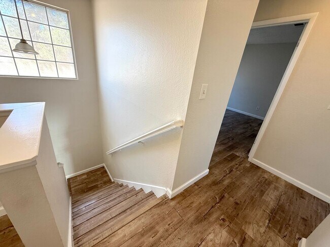 Building Photo - GORGEOUS 3BED/2.5BATH SINGLE FAMILY HOME