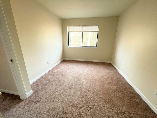 Building Photo - Spacious 3 bedroom in Finley Forest offers convenient location and neighborhood amenities