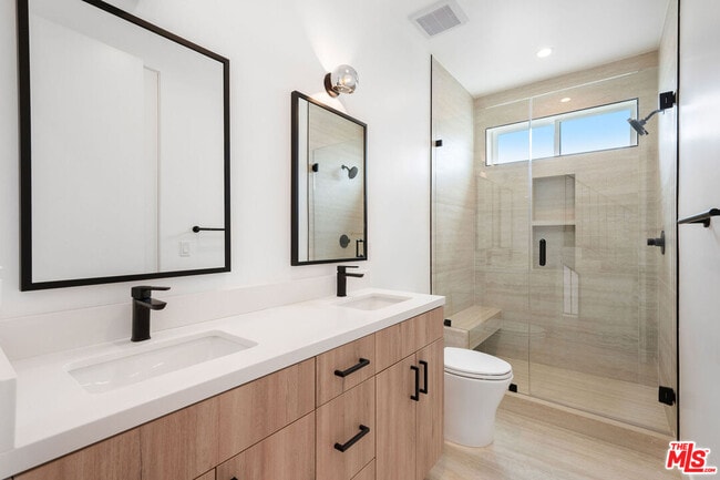 Building Photo - 726 Robinson St