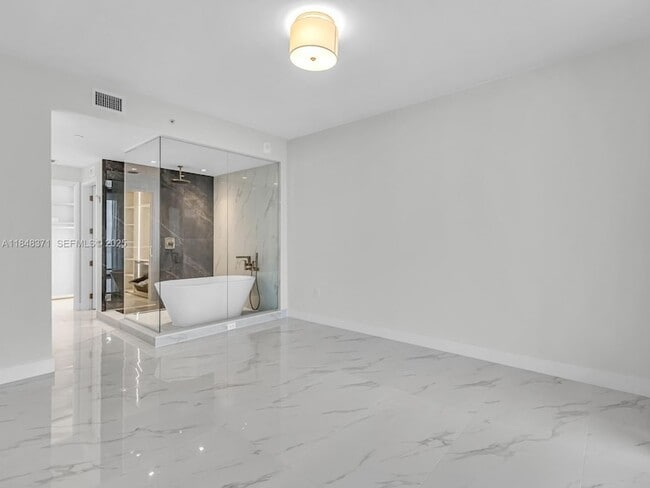 Building Photo - 700 NE 24th St