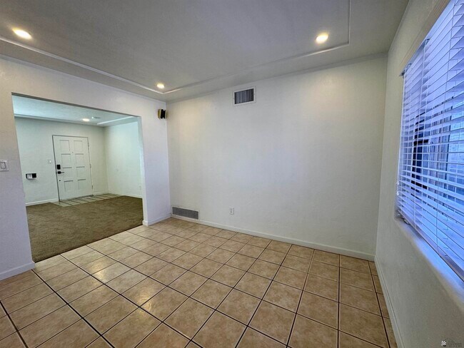 Building Photo - 652 S 9th Ave