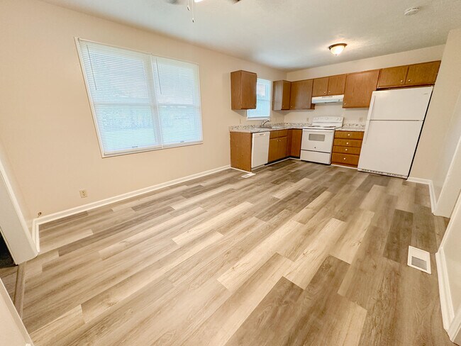 Building Photo - 706 E 15th St