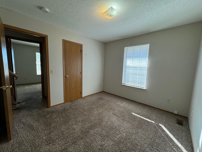 Building Photo - 2 Bed | 1 Bath | 1 Car Garage! 900 sqft ho...