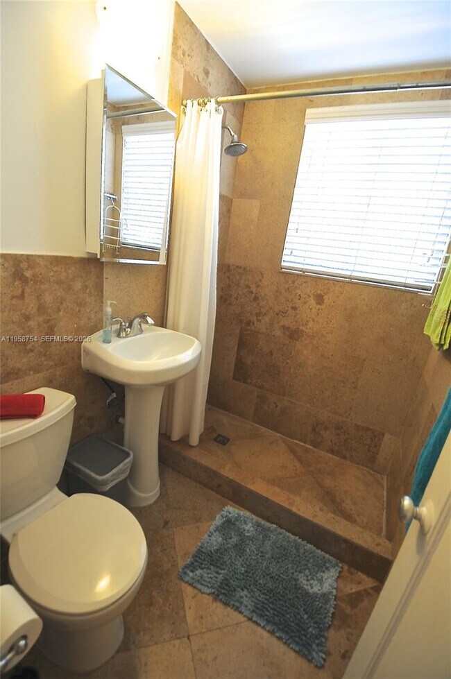 Building Photo - 601 7th St