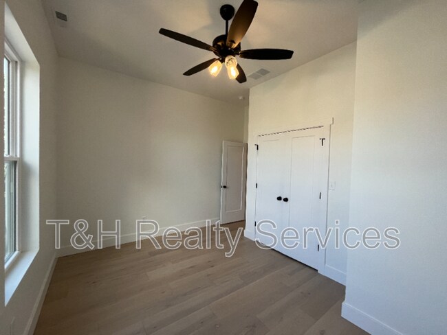 Building Photo - 930 Woodlawn Ave