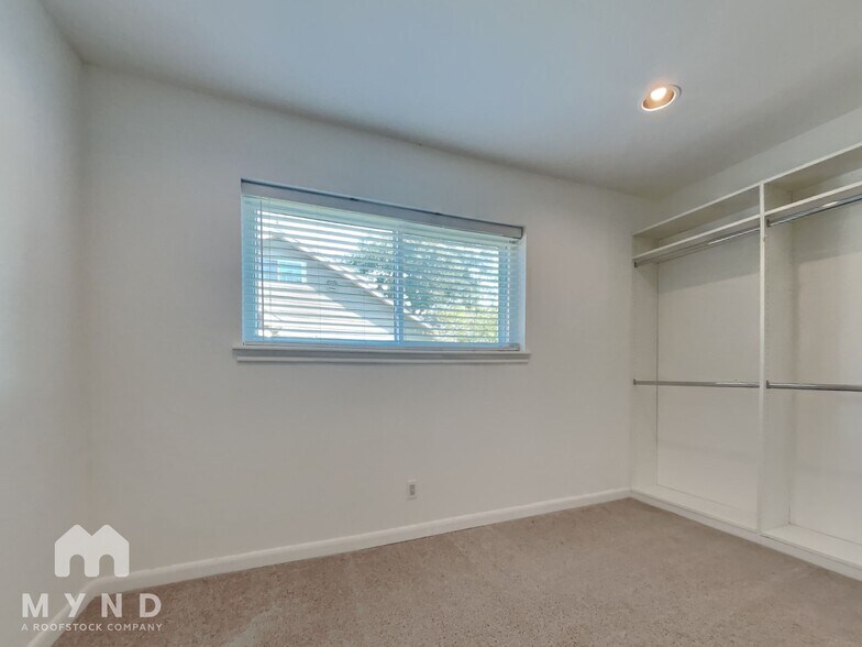 Building Photo - 4003 Highknoll Ln