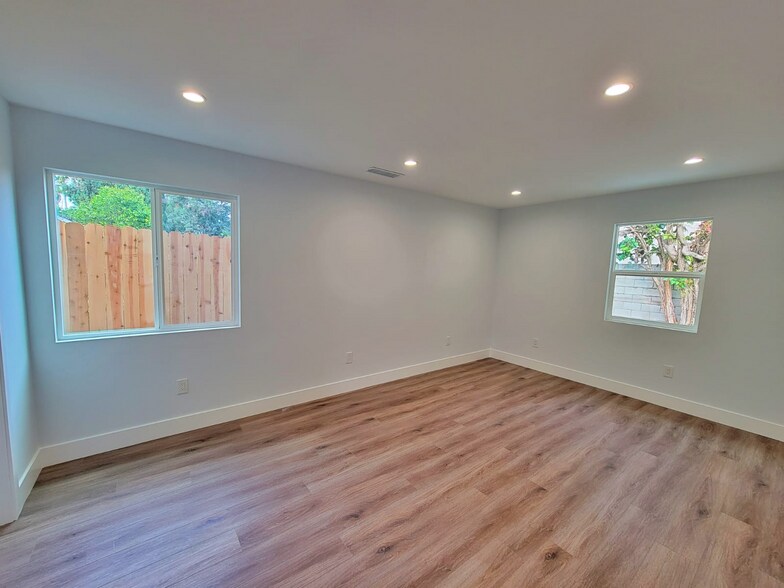 Building Photo - 6842 Yolanda Ave