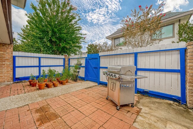 Building Photo - 12042 Mighty Oak Dr