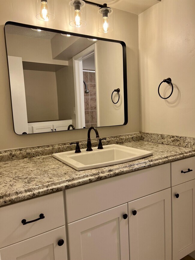 Building Photo - 1815 E Lindsey St