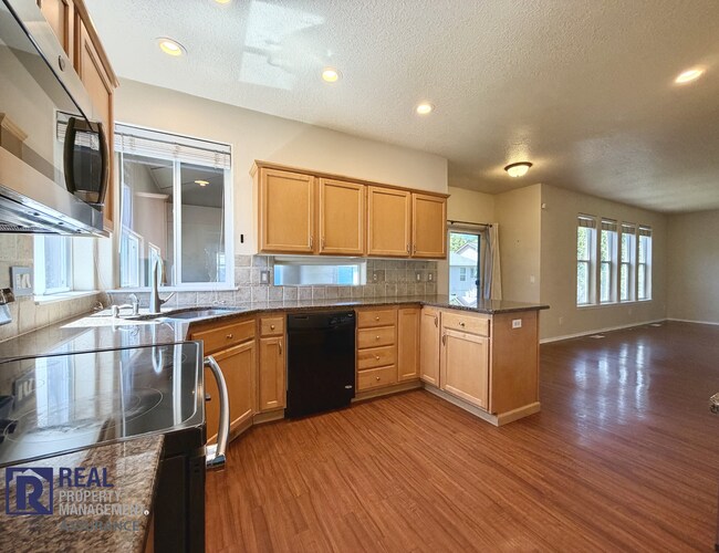 Building Photo - Spacious 4BR/2.5BA Beaverton Home with 3-Car Garage and Covered Deck