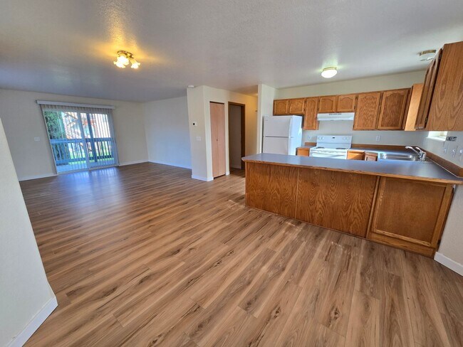 Building Photo - 810 N Siony