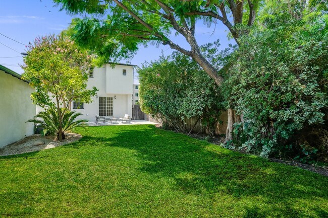 Building Photo - 4444 Cedros Ave