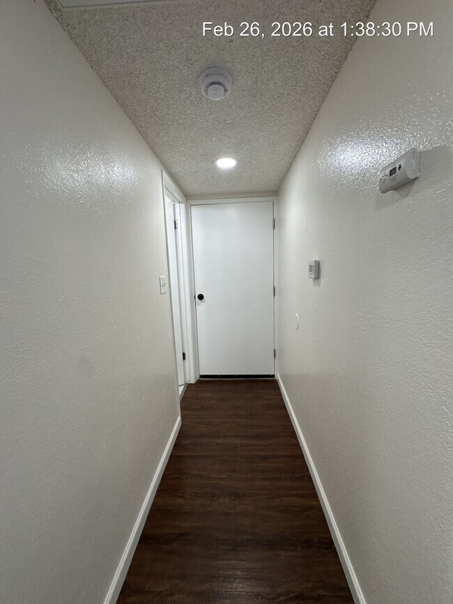 Building Photo - $500 off 1st months rent!  Upstairs unit available now!