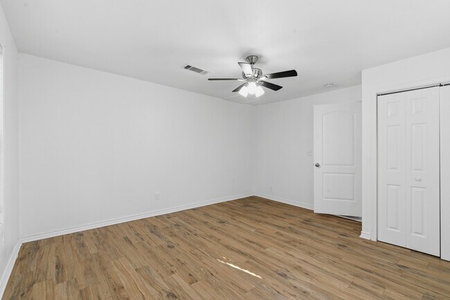 Building Photo - 920 W Ford St