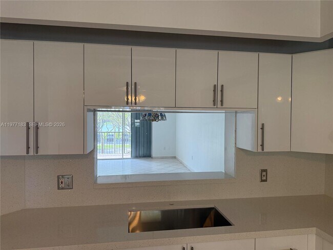 Building Photo - 550 SW 137th Ave