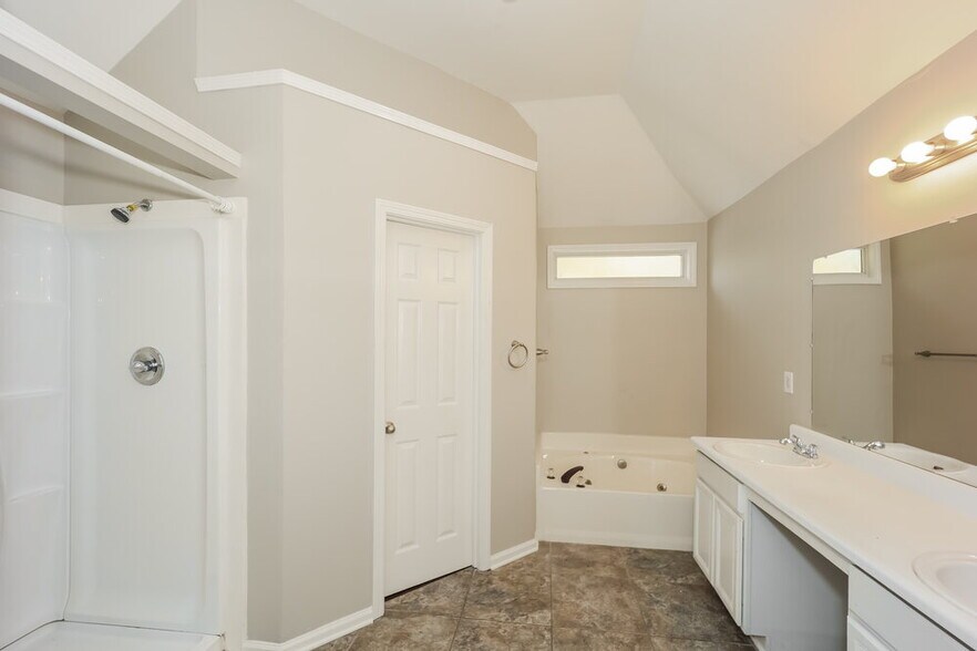 Building Photo - 375 Birchmere Close SW