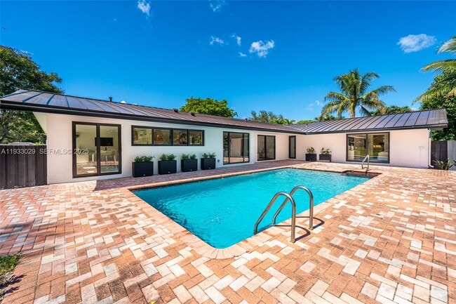 Building Photo - 10945 SW 75th Ct