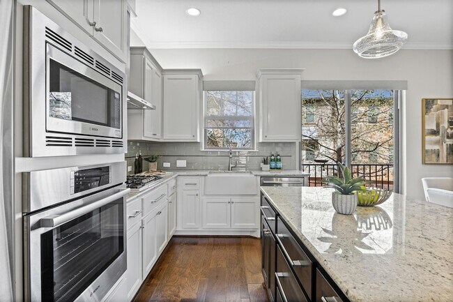 Building Photo - 1112 Highknoll Ln