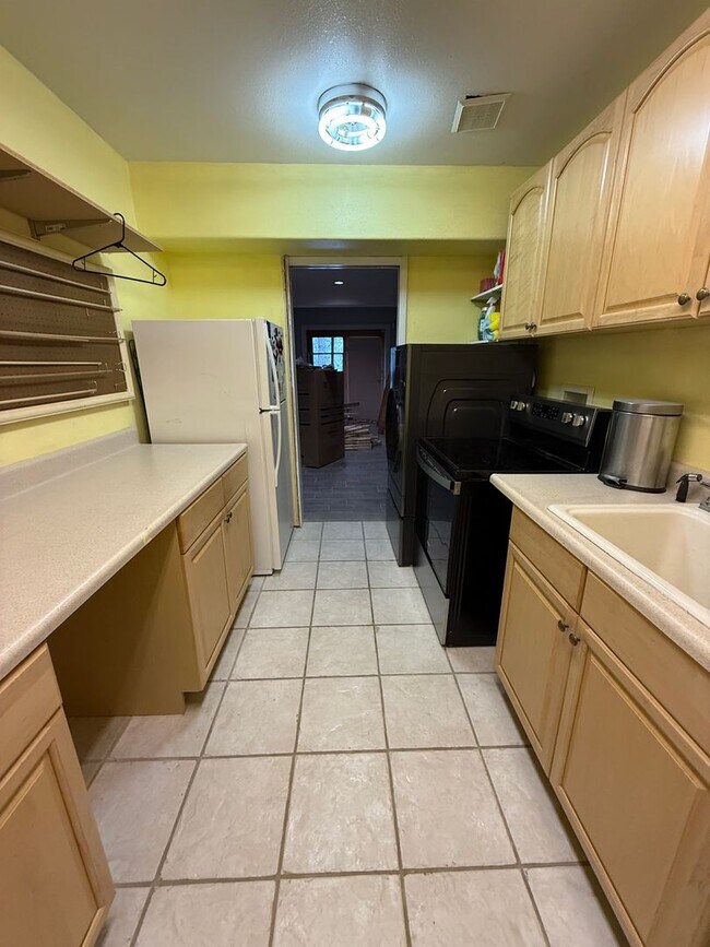 Building Photo - 228 Maple Dr