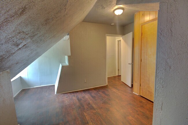 Building Photo - 2 bedroom with bonus space
