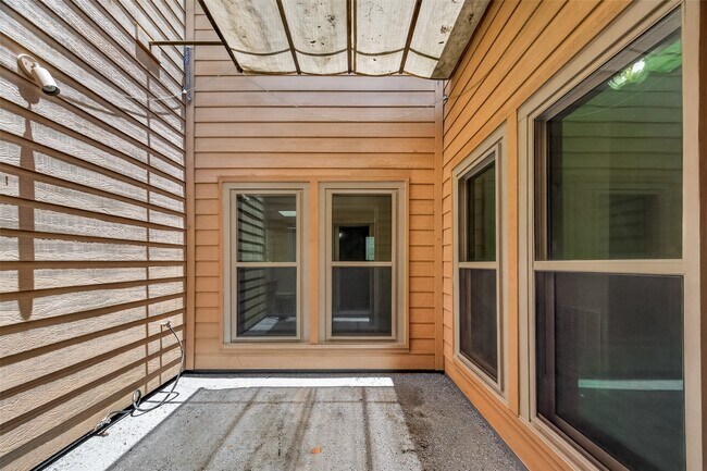 Building Photo - 7527 N Hollow Cir