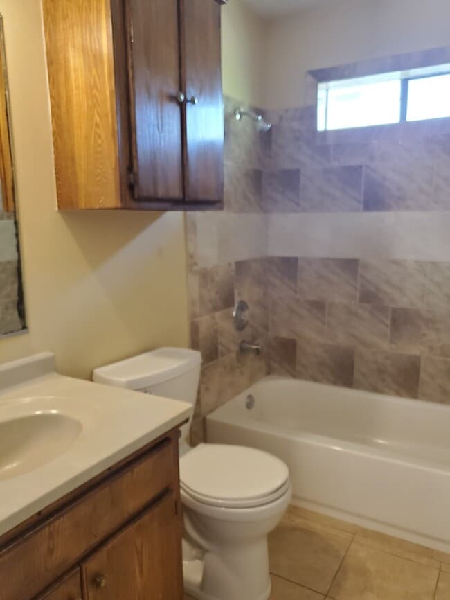 Building Photo - 513 W Matz Ave