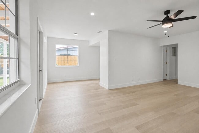 Building Photo - 411B NE 57th Ct