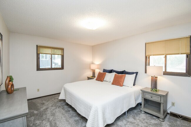 Building Photo - 4504 S Cliff Ave