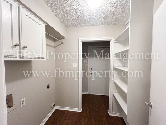 Building Photo - 509 W Denton St