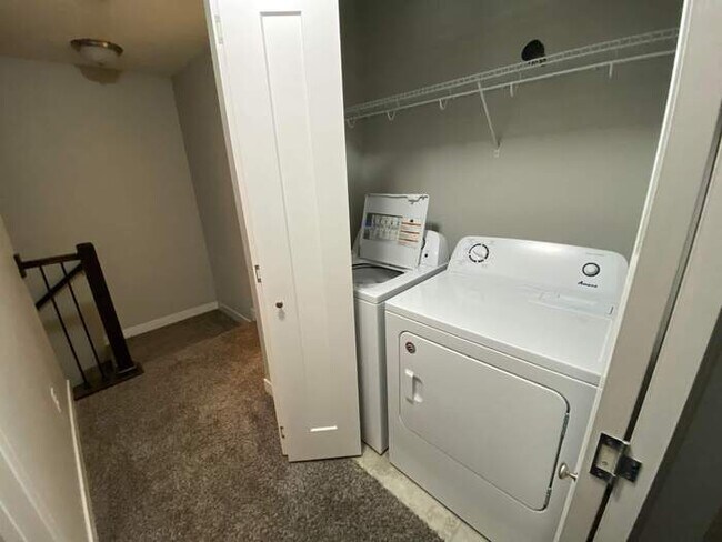 Building Photo - 205 Red Oak Ct