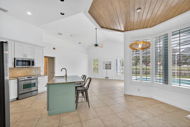 Building Photo - 8401 SE Ketch Ct