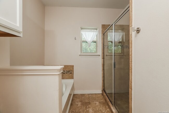 Building Photo - 1330 Plaza Lake Dr