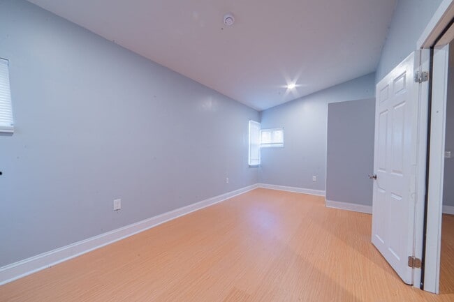 Building Photo - Cozy Bungalow