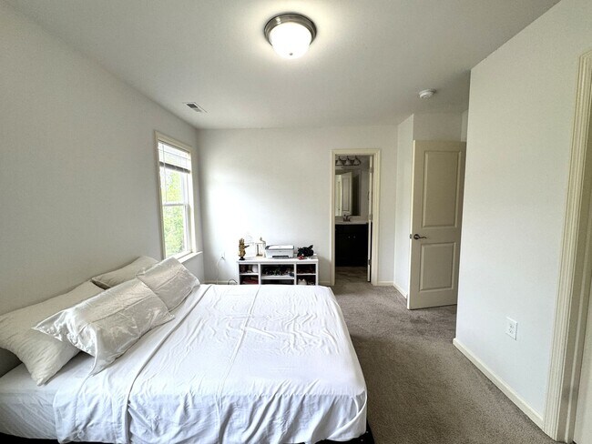 Building Photo - Beautiful Townhome with a Spacious Layout!