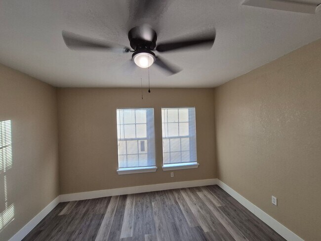 Building Photo - 7215 Glen Heights